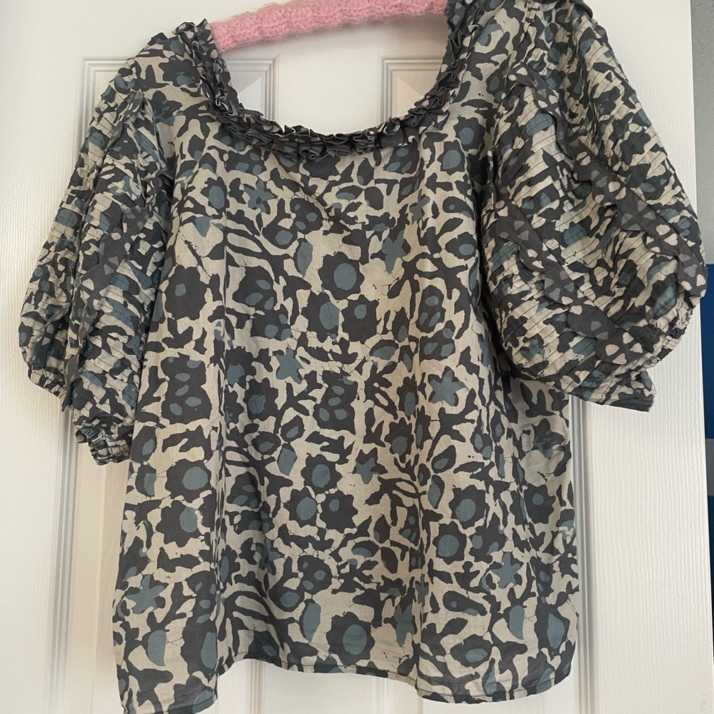 Blouse; pleated puff slv, 100% cotton Lt gray, teal & navy abstract. Size 10